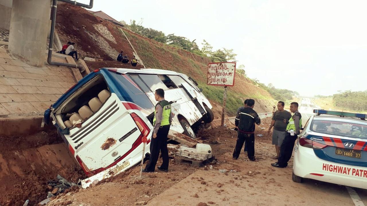 Bus terguling di jalan tol ruas Batang - Semarang