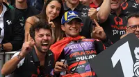 Selebrasi pembalap Ducati asal Spanyol, Jorge Martin bersama timnya merayakan keberhasilan menjuarai balapan utama MotoGP Portugal 2024 di Sirkuit Internasional Algarve, Portimao, Portugal, Minggu (24/3/2024) malam WIB. (AFP/Patricia De Melo Moreira)