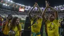 Bek Brasil, Dani Alves, bersama putranya merayakan gelar juara Copa America 2019 setelah mengalahkan Peru pada laga final di Stadion Maracana, Rio de Janeiro, Minggu (7/7). Brasil menang 3-1 atas Peru. (AFP/Carl De Souza)