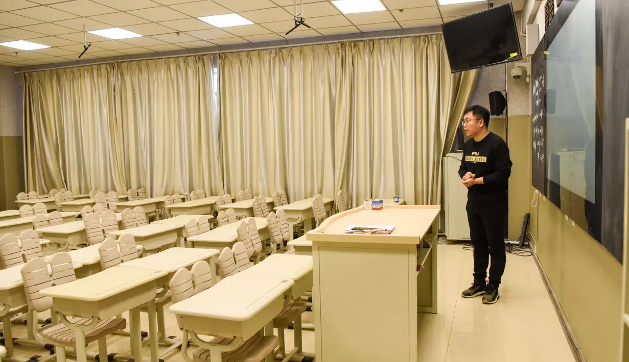 Guru Zhang Weibao mengikuti rekaman video pembelajaran daring di sebuah sekolah menengah di Urumqi, Daerah Otonom Uighur Xinjiang, China, 3 Februari 2020. Beberapa sekolah membuka kelas daring bagi para siswa yang bersiap mengikuti ujian masuk untuk mencegah penyebaran virus corona (Xinhua/Ding Lei)