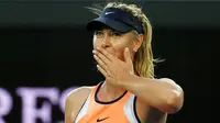 Bintang tenis Maria Sharapova dicium salah seorang penggemarnya di sela-sela perhelatan Australia Terbuka 2016. 