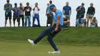 Ekspresi Stephen Curry saat puttnya meleset di lubang kedelapan saat putaran Ellie Mae Classic di TCP Stonebrae di Hayward, California (3/8). Stephen Curry  merupakan pemain NBA di klub Golden State Warriors. (Lachlan Cunningham/Getty Images/AFP)