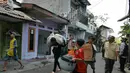 Warga berusaha menyelamatkan harta benda mereka ketika kebakaran melanda permukiman padat penduduk di Manggarai, Jakarta, Rabu (10/7/2019). Hingga saat ini sebanyak 28 unit mobil pemadam kebakaran dikerahkan di lokasi kejadian yang tak jauh dari Stasiun Kereta Api. (Liputan6.com/Herman Zakharia)