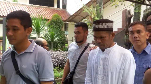 Terdakwa kasus penyerangan yang menewaskan komandan Brigade Pimpinan Pusat Persis ustaz HR Prawoto, Asep Maftuh (45)menjalani sidang perdananya di Pengadilan Negeri (PN) Kelas 1A Bandung
