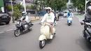 Keseruan saat touring dengan vespa pun membuat pagi harinya menyenangkan. Dengan santai, Irwansyah tampil kasual dengan hoodie dan celana pendek. Tak ketinggalan sepatu dan helm sebagai perlengkapan safety riding. Ia juga memakai kacamata hitam agar terhindar dari debu dan silaunya matahari. (Liputan6.com/IG/@irwansyah_15)