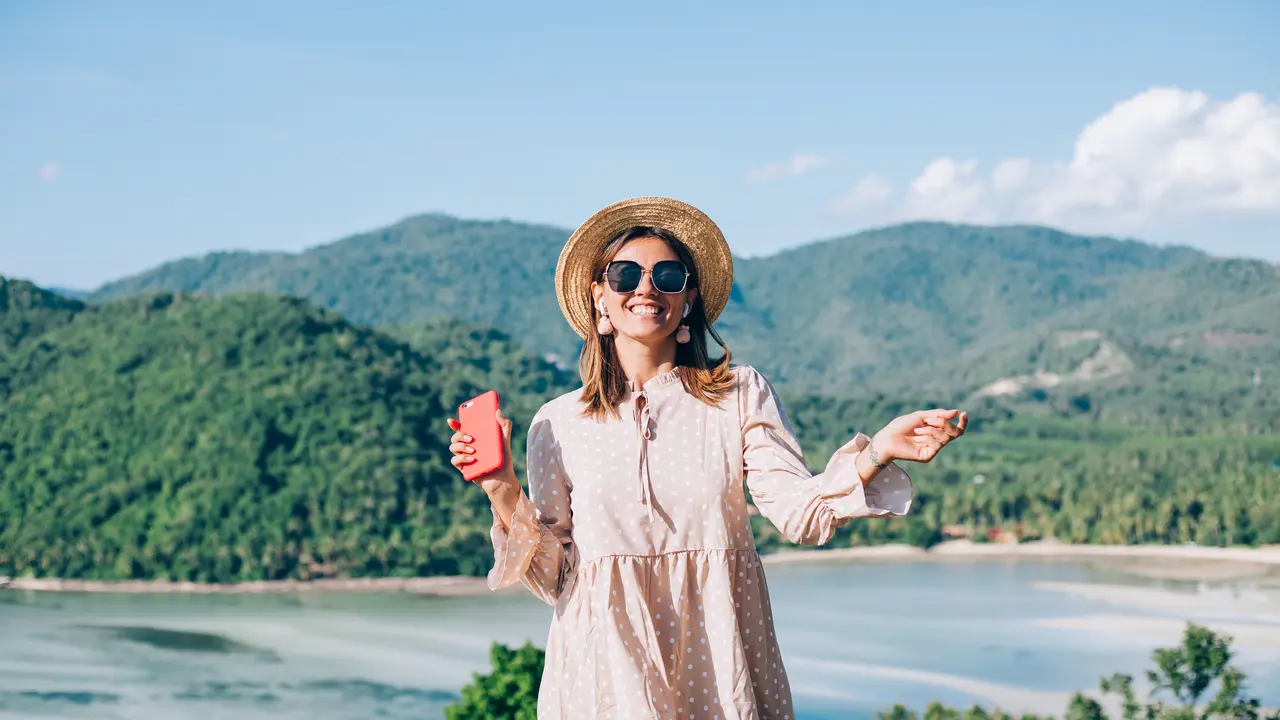 Seorang perempuan mengunjungi sebuah destinasi wisata di tepi laut (Foto Dok: Freepik/kroshka__nastya)