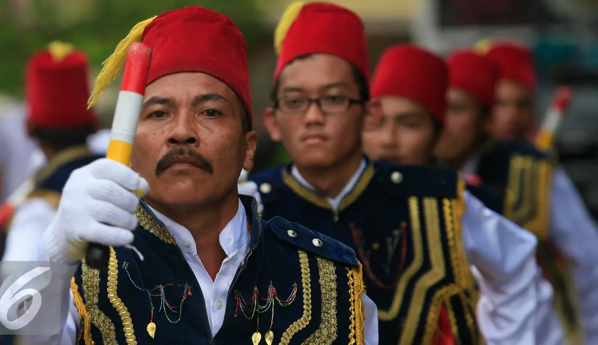 Penari saat beraksi menampilkan tarian Badui Al Muin pada Gelar Seni taman Budaya Yogyakarta, Jumat (18/3). Gelar seni yang menampilkan kesenian tradisonal kabupaten-kota Se DIY akan berlangsung hingga 20 Maret 2016. (Liputan6.com/Boy Harjanto)
