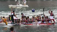 Tim perahu naga usai mencapai garis finish di SEA Games 2015 (Bola.com/Arief Bagus)