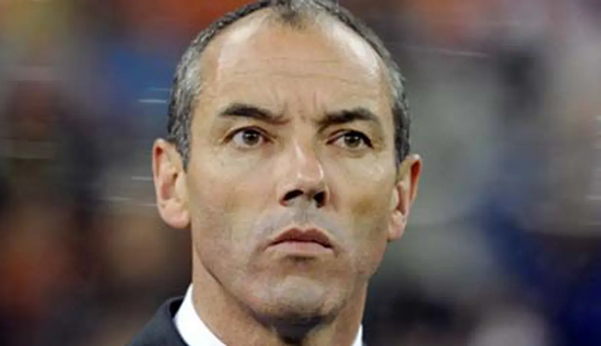 Ekspresi pelatih Kamerun Paul Le Guen di laga terakhir penyisihan Grup E PD 2010 melawan Belanda di Cape Town Stadium, 24 Juni 2010. Kamerun kalah 1-2. AFP PHOTO / LIU JIN 