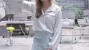 Jessica Jane tampil dengan tomboy dan feminin yang khas. Ia memadukan rok mini jeans denggan kemeja putih polos. Sentuhan snapback bikin penampilannya sedikit lebih tomboy [instagram/jessicajane99]