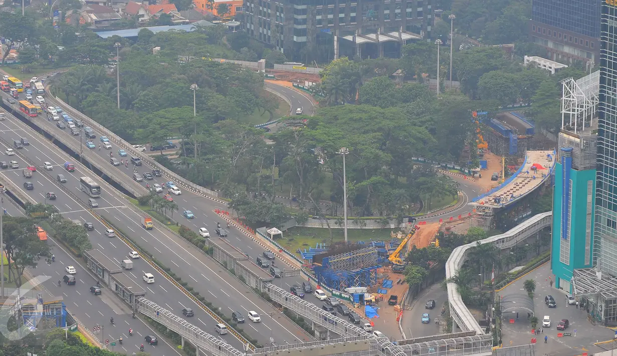 Sejumlah kendaraan terlihat dari atas gedung di kawasan Jakarta, Senin (7/11). Sementara secara kumulatif, pertumbuhan ekonomi nasional hingga kuartal III tercatat 5,04 persen. (Liputan6.com/Angga Yuniar)
