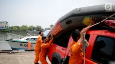 Petugas Basarnas mempersiapkan peralatan untuk melakukan evakuasi di Dermaga BTKP, Jakarta, Senin (29/10). Basarnas menurunkan tim evakuasi ke lokasi jatuhnya pesawat Lion Air dengan rute penerbangan Jakarta-Pangkal Pinang. (Liputan6.com/Faizal Fanani)