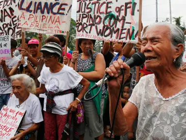 Sejumlah wanita lanjut usia menggelar aksi di depan Kedutaan Jepang di Pasai, Filipina, Kamis (12/1). Para wanita tersebut adalah mantan budak seks tentara Jepang pada Perang Dunia II. (AP Photo/Bullit Marquez)