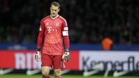 Kiper Bayern Munich, Manuel Neuer, tampak kecewa usai ditaklukkan Hertha Berlin pada laga Bundesliga di Olympiastadion, Berlin, Sabtu (29/8/2018). Hertha Berlin menang 2-0 atas Bayern Munich. (AP/Michael Sohn)