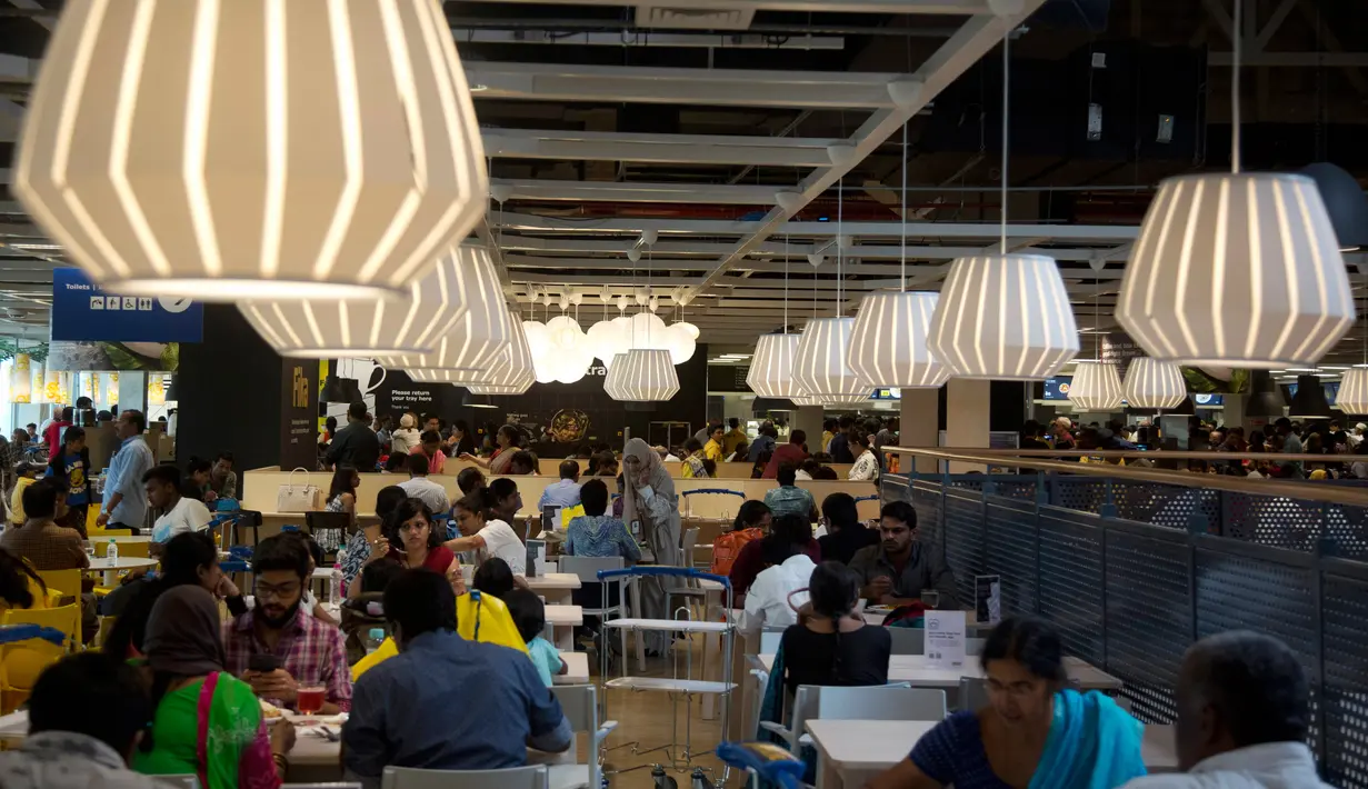 Pengunjung memadati restoran di dalam IKEA saat membuka toko pertamanya di Hyderabad, Kamis (9/8).  Perusahaan furnitur Swedia itu membuka toko pertamanya di India, lima tahun setelah menerima persetujuan investasi di negara itu. (AP/Mahesh Kumar A.)