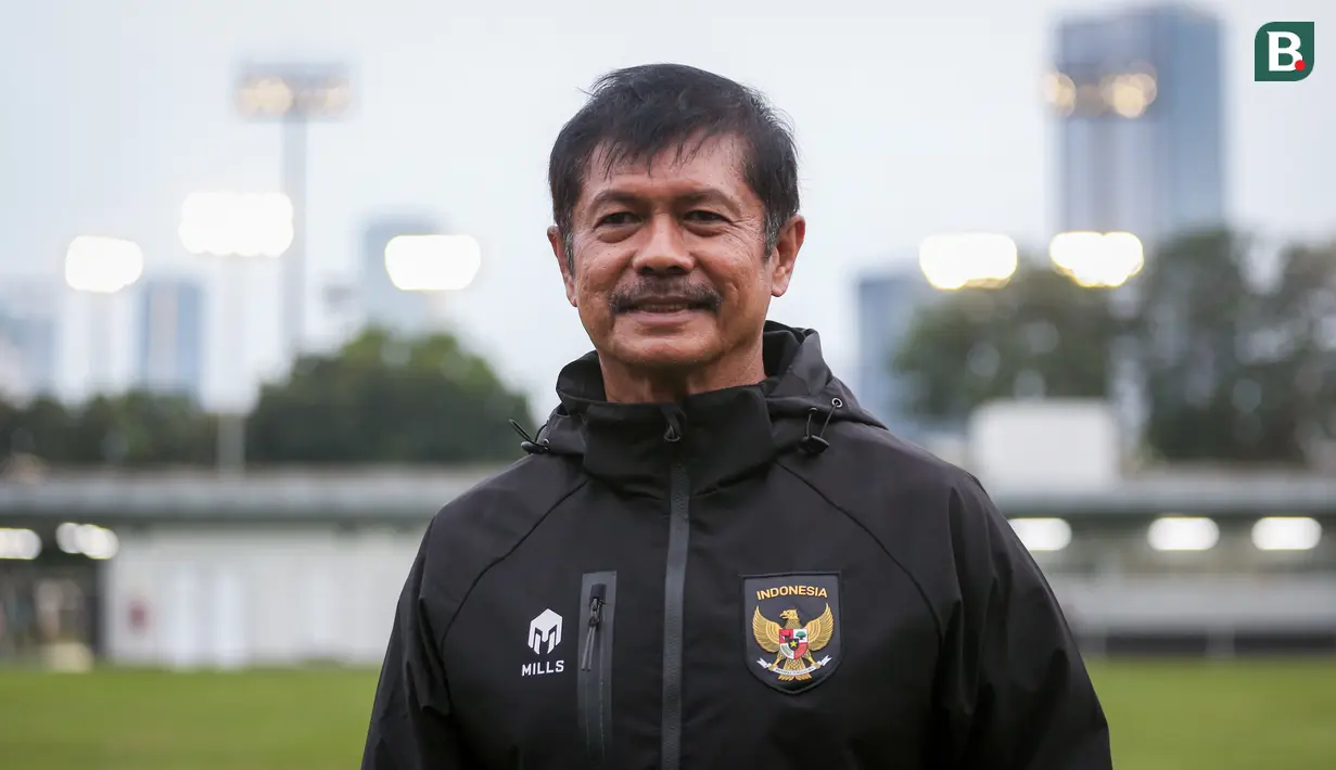 <p>Pelatih Timnas Indonesia U-22, Indra Sjafri berpose di depan fotografer setelah pemusatan latihan untuk SEA Games 2023 yang berlangsung di Lapangan A, Kompleks Stadion Utama Gelora Bung Karno (SUGBK), Kamis (02/03/2023). Pemusatan latihan ini akan berlangsung dari tanggal 1-16 Maret 2023. (Bola.com/Bagaskara Lazuardi)</p>