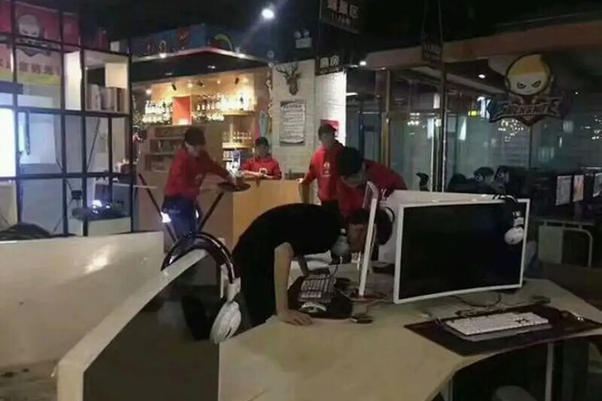 Kesal Timnya Kalah, Gamer Ini Benturkan Kepalanya ke Komputer