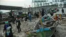 Anak-anak pesisir dan sukarelawan saat membersihkan sampah di Pemukiman Nelayan Manunggal, Cilincing, Jakarta Utara, Minggu (18/9/2022). Tumpukan sampah yang berserakan di kawasan pemukiman nelayan Manunggal, Cilincing menginisasi Kelas Jurnalis Cilik untuk membersihkan sampah dan mengedukasi kepada anak-anak pesisir serta masyarakat pentingnya menjaga kebersihan di lingkungan sekitar. (merdeka.com/Iqbal S. Nugroho)