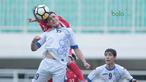 Duel pemain  Uzbekistan, Gofurov Husniddin (tengah) dengan pemain Korea Utara pada PSSI Anniversary Cu 2018 di Stadion Pakansari, Bogor, (26/4/2018). Uzbekistan bermain imbang  2-2. (Bola.com/Nick Hanoatubun)