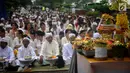 Suasana saat ribuan umat Hindu melaksanakan ritual Melasti di Kawasan Pantai Marina, Semarang, Jawa Tengah, Minggu (11/3). Ritual dilakukan ini untuk menyambut Hari Raya Nyepi. (Liputan6.com/Gholib)