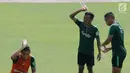 Pemain Timnas Indonesia U-22 membasahi kepala mereka saat berlatih di Stadion Madya, Jakarta, Kamis(24/1). Latihan ini digelar untuk menghadapi Piala AFF U-22. (Bola.com/Yoppy Renato)