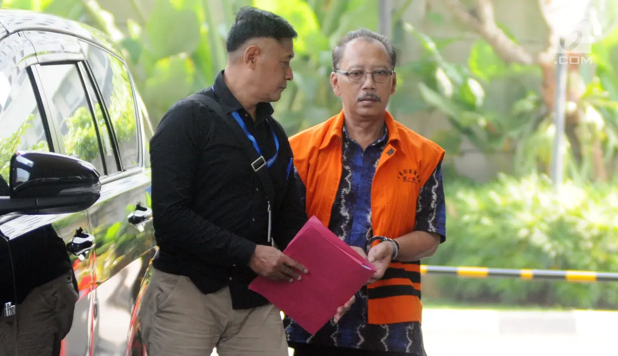 Mantan Sekretaris Daerah Kota Malang Cipto Wiyono (kanan) tiba di Gedung KPK, Jakarta, Kamis (16/5/2019). Cipto Wiyono diperiksa sebagai tersangka terkait kasus dugaan suap Anggaran Pendapatan dan Belanja Daerah (APBD) Kota Malang TA 2015. (merdeka.com/Dwi Narwoko)