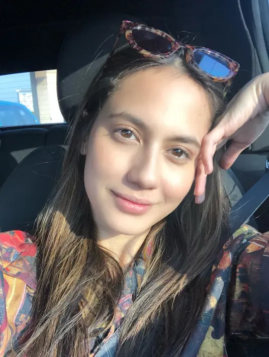 Di tengah paparan cahaya, wajahnya sangat terlihat sekali tidak mengenakan makeup sedikitpun. Walaupun begitu, dirinya tetap tampil memukau dengan balutan natural dari alis tebalnya dan matanya yang cokelat bening. (Liputan.com/IG/@pevpearce)