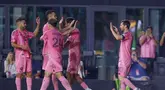 Penyerang Inter Miami asal Argentina, Lionel Messi (kiri) merayakan gol keduanya dalam lanjutan Major League Soccer 2025/2026 melawan D.C United di Chase Stadium, Fort Lauderdale, Florida, Amerika Serikat pada 20 September 2025 waktu setempat atau Minggu (21/9/2025) pagi WIB. (Chris Arjoon/AFP)