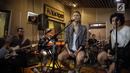 Aktris Sophia Latjuba saat latihan bersama band NeV+ di Musica Studio, Jakarta, Jumat (26/1). NeV+ bersama Sophia Latjuba akan membawakan salah satu lagu hits dari Nidji dalam acara Love and Fabulous Festival (LAFF) 2018. (Liputan6.com/Faizal Fanani)