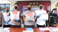 Kapolres Lampung Timur (tengah) memegang barang bukti dugaan korupsi oknum anggota DPRD setempat
