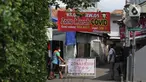 Warga beraktivitas saat penerapan mikro lockdown di zona merah COVID-19 RT 006 RW 01, Gandaria Selatan, Cilandak, Jakarta, Selasa (22/6/2021). Pemerintah Provinsi DKI Jakarta menerapkan mikro lockdown di kampung tersebut lantaran adanya 17 warga yang positif Covid-19. (Liputan6.com/Herman Zakharia)
