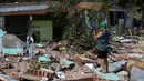 Sedikitnya lima orang dikabarkan tewas, sementara tujuh lainnya terluka. Tampak dalam foto, seorang warga merekam puing-puing bangunan yang hancur akibat angin kencang di ponselnya di desa nelayan Nhon Hai dekat Quy Nhon, Provinsi Gia Lai, Vietnam Tengah, pada Jumat 7 November 2025. (NHAC NGUYEN/AFP)