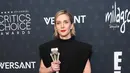 Rhea Seehorn berhasil meraih pemenang “Best Actress In A Drama Series”. dalam Critics Choice Awards. Pada momentum ini, ia mengenakan gaun Louis Vuitton  hitam dengan material silk crepe disertai cutting high collar dan sentuhan statement bahu lebar.