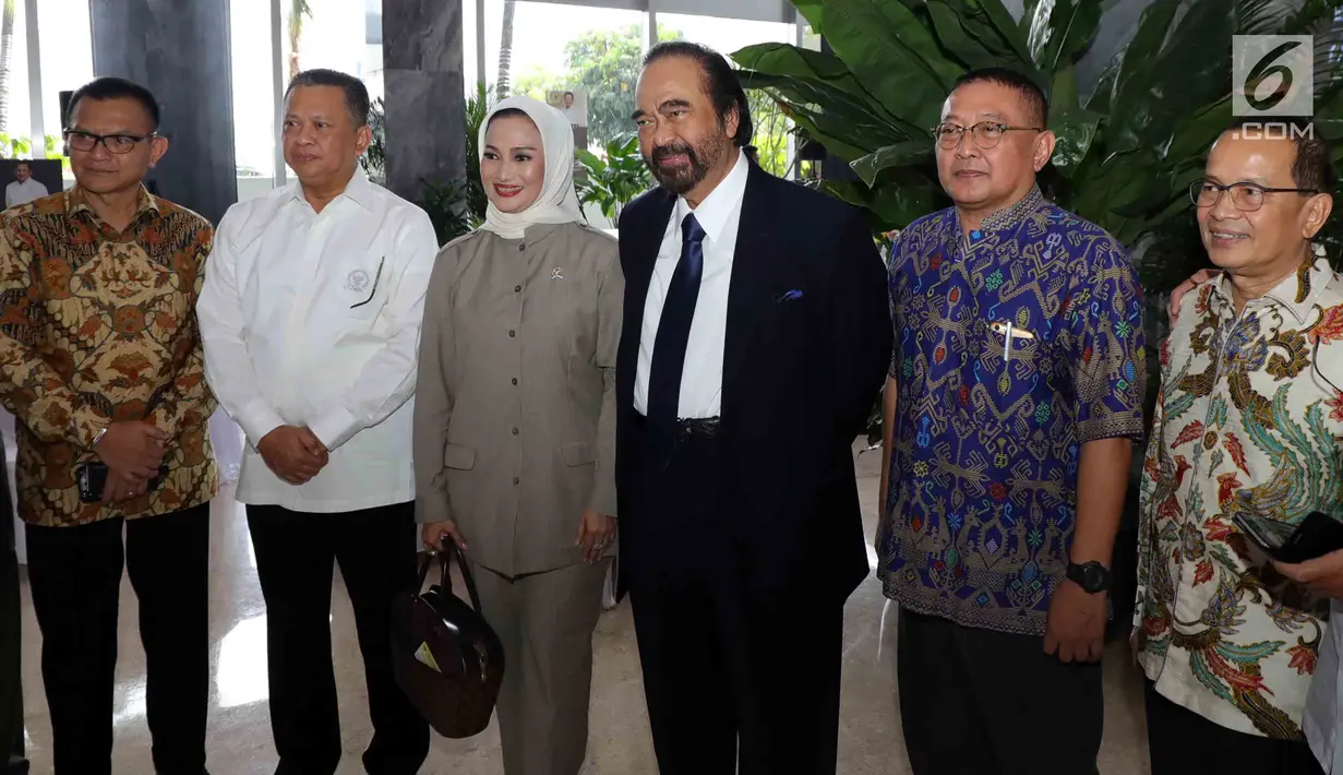 Ketua DPR Bambang Soesatyo bersama tamu undangan foto bersama dalam peluncuran buku Ketua  DPR, di gedung Nusantara, Kompleks Parlemen MPR/DPR-DPD, Senayan, Jakarta, Kamis (25/10). (Liputan6.com/Johan Tallo)