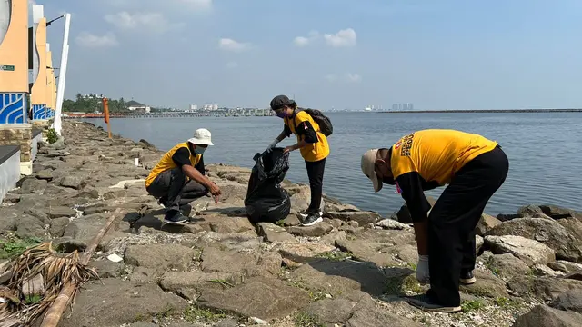 Tim Saber membersihkan sampah di arena balapan Formula E Jakarta
