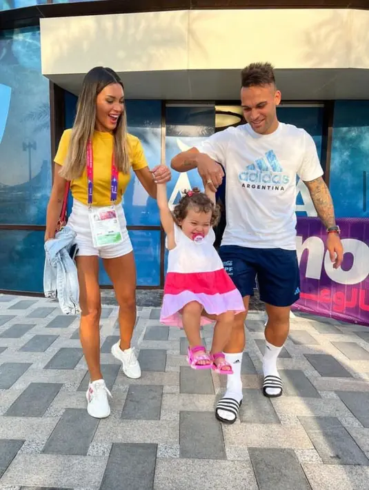 Nonton Piala Dunia 2022 Qatar bareng sang buah hati, Nina Martinez, kali ini Agustia tampil santai dengan padu padan t-shirt dan short pants.  @agus.gandolfo.