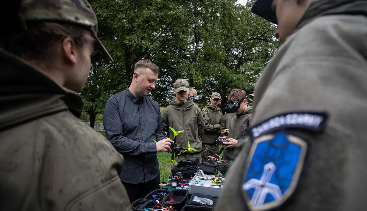 Program ini sekaligus menanggapi meningkatnya penggunaan drone dalam konflik modern. (Wojtek RADWANSKI/AFP)