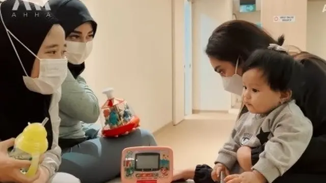 Baby Ameena dibawa ke rumah sakit (YouTube/AH)
