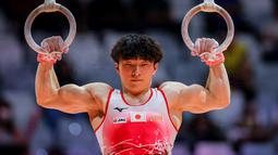 Pesenam putra Jepang, Kiichi Kaneta beraksi dalam nomor gelang-gelang pada babak kualifikasi Kejuaraan Dunia Gimnastik 2025 di Indonesia Arena, Senayan, Jakarta, Minggu (19/10/2025). (Bola.com/Bagaskara Lazuardi)