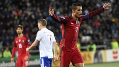 Cristiano Ronaldo menyumbang gol saat Portugal menang 6-0 atas Kepulauan Faroe pada laga Grup B Kualifikasi Piala Dunia 2018 zona Eropa di Torsvollur Stadium, Selasa (11/10/2016) dini hari WIB. (AFP/Francisco Leong)