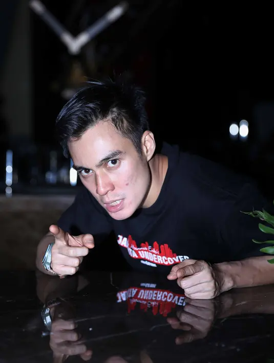 Jarang terlihat bersama kekasih, Baim Wong menjadi lelaki kesepian. Ia ketemu dengan Laura dan makin akrab. Ia lantas jatuh cinta dengan wanita pekerja seks komersial (PSK) alias pelacur kelas atas yang bernama Laura tersebut. (Nurwahyunan/Bintang.com)