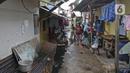 Aktivitas warga di permukiman padat kawasan Muara Angke, Jakarta, Rabu (5/2/2020). Warga pesisir Jakarta yang mayoritas hanya berprofesi sebagai nelayan merupakan salah satu golongan rentan kemiskinan karena kesejahteraannya belum diperhatikan penuh oleh pemerintah. (Liputan6.com/Herman Zakharia)