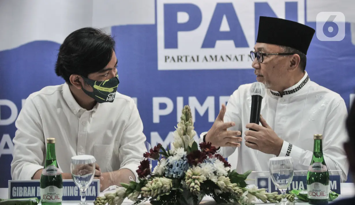 Ketua Umum PAN Zulkifli Hasan (kanan) didampingi bakal calon Wali Kota Solo Gibran Rakabuming Raka saat menggelar pertemuan di Jakarta, Rabu (12/8/2020). PAN telah resmi memberikan dukungannya kepada Gibran Rakabuming dan Teguh Prakosa pada Pilkada Solo 2020. (merdeka.com/Iqbal Nugroho)