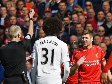 Steven Gerrard menjadi nama terakhir dari Liverpool yang merasakan diusir wasit dalam laga kontra Manchester United. Sang kapten legendaris ini mendapat kartu merah usai melanggar Ander Herrera pada 22 Maret 2015. (AFP/Paul Ellis)