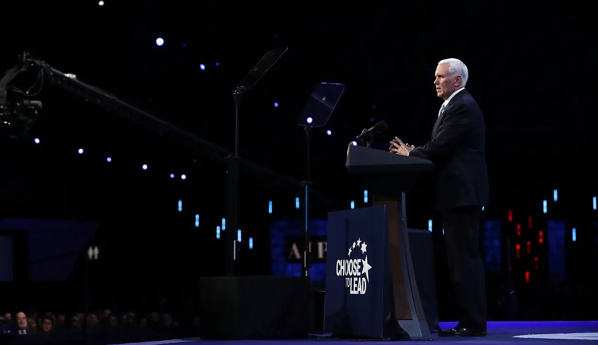 Wapres AS Mike Pence berpidato dalam konferensi Komite Hubungan Masyarakat Israel-AS di Washington (5/3). Dalam pidatonya Wapres AS Mike Pence mendukung Israel jika diserang oleh Iran. (Chip Somodevilla / Getty Images / AFP)