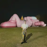 Menyambangi instalasi KAWS: HOLIDAY di Candi Prambanan, penampilan Vidi Aldiano tampil menarik. [Foto: Instagram/ Vidi Aldiano]