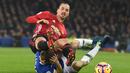 Aksi Zlatan Ibrahimovic berebut bola dengan pemain Everton, Seamus Coleman pada laga Premier League di Goodison Park, Liverpool, (04/12/2016). MU bermain imbang 1-1 lawan Everton. (AFP/Paul Ellis) 