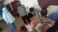 Dosen Fakultas Perikanan dan Ilmu Kelautan Universitas Padjadjaran Yuli Andriani bersama tim sedang mengolah limbah organik menjadi pakan ikan. (Foto: Istimewa)