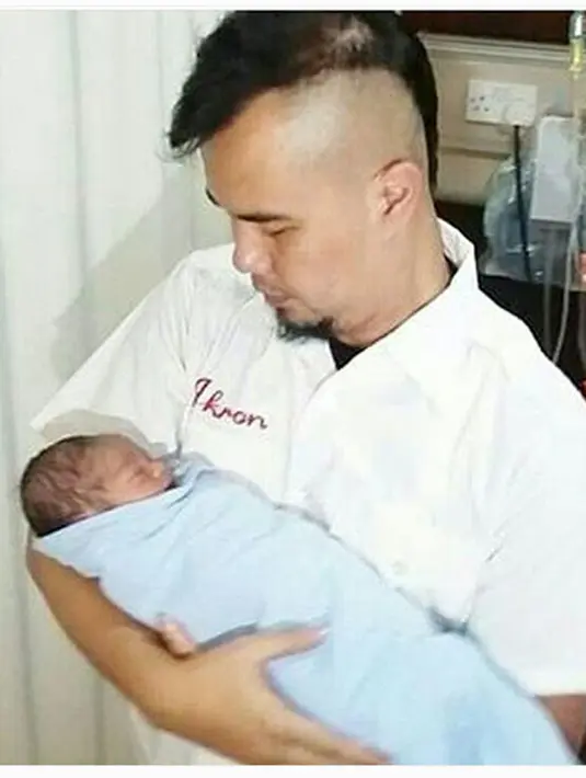 Rasa syukur atas karunia Tuhan yang diberikan padanya. Dhani berharap kehadiran Aerlangga bisa memberikan warna dalam keluarganya. (Instagram)