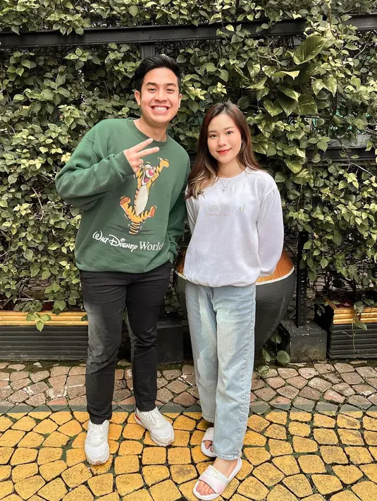 Foto bersama Jerome Polin dan Jessica Jane yang diunggah di media sosial selalu ramai dikomentari warganet. Banyak yang merasa baper melihat kedekatan keduanya. Tak heran foto ini pun banjir like dan komentar dari warganet. (Liputan6.com/IG/jeromepolin)
